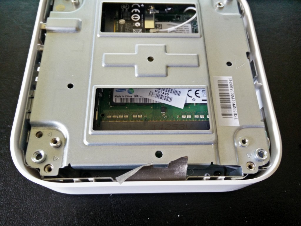 Chromebox, Retirar tornillos y despegar tira.