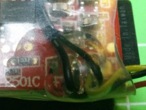 Detalle de donde soldé el micropulsador para hacer que la cámara funcione de forma autónoma.