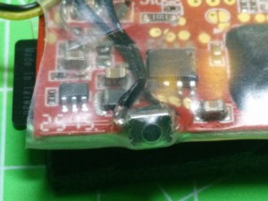 Detalle micro pulsador en cámara Syma X5 autónoma