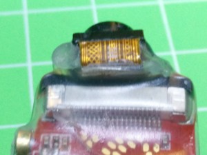 Con cola térmica fijaremos el sensor en una posición alineada para que no se mueva.